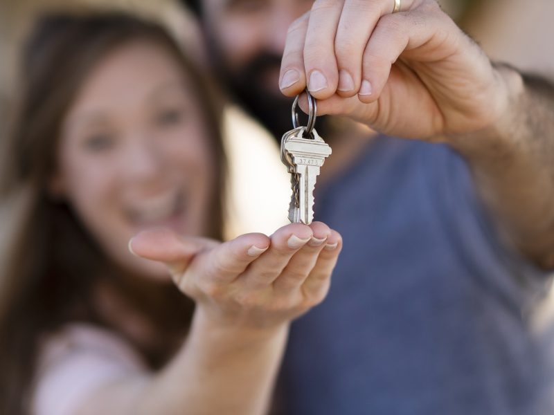 couple-moving-new-house